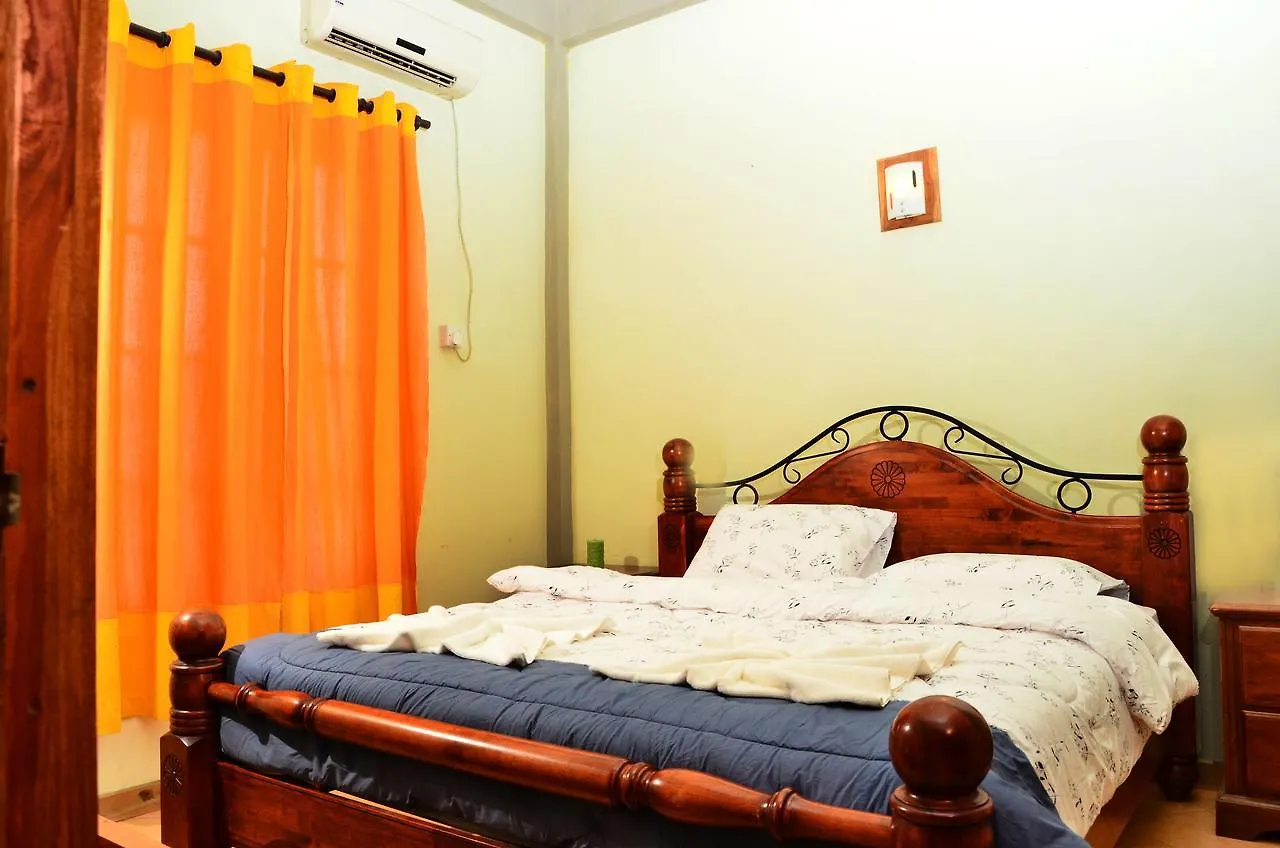 Deer Point Hotel 康提 3*,
